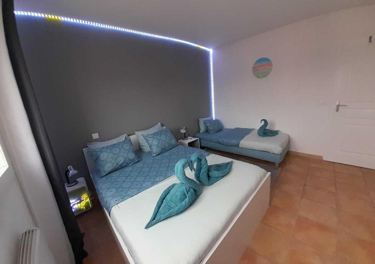 Villa Avec Plage A Pied Et Grande Piscine Сент-Марі-ла-Мер Екстер'єр фото